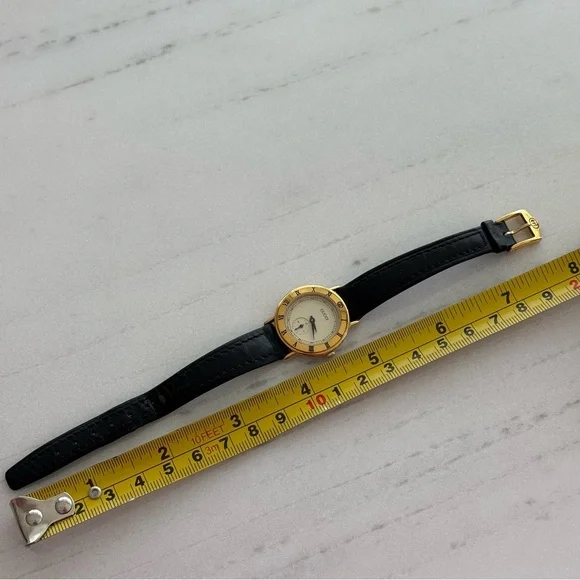 Gucci Vintage 1995 Gold and Black Leather Watch - Picture 5 of 13